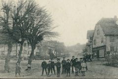 Place-Jeanne-dArc-vers-rue-de-Bâle-à-Waldighoffen-début-20e-siècle